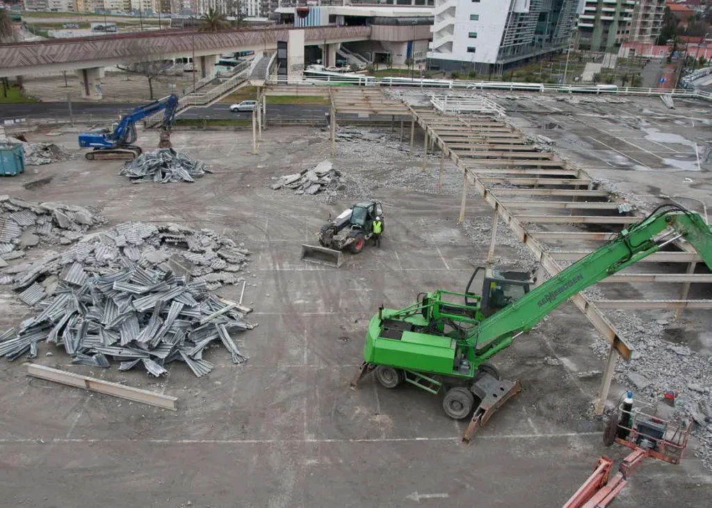 Clasificación de materiales con maquinaria en una obra de demolición industrial