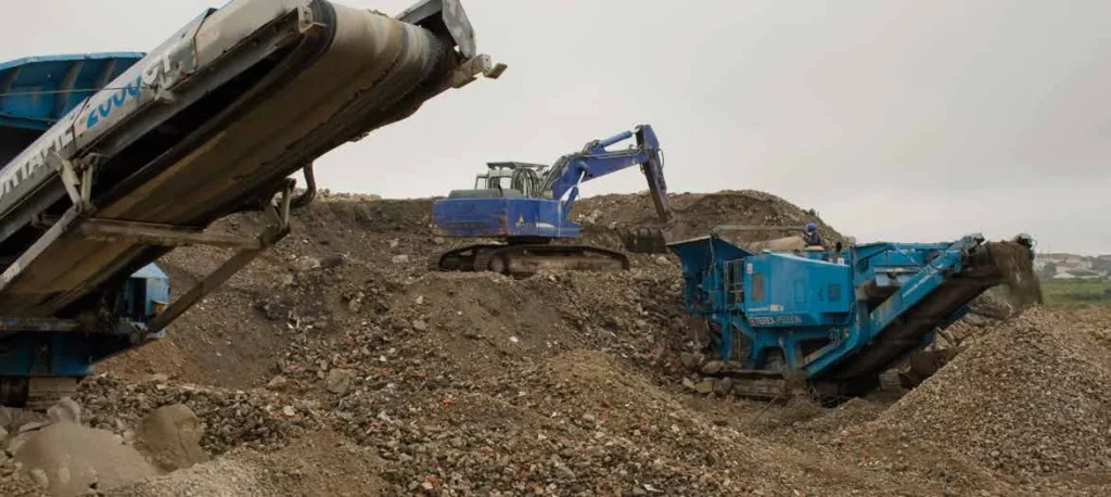 Planta móvil de cribado y trituración de residuos de construcción y demolición