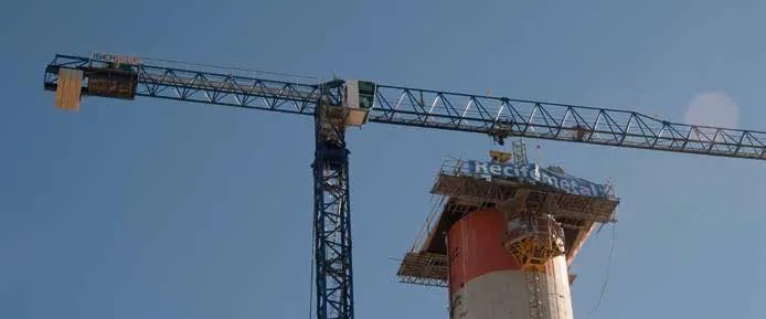 Grúa torre en la demolición de la chimenea de 104 m de la Central Térmica de EDP en Portugal