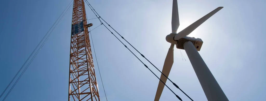 Grúa de gran tonelaje desmontando un aerogenerador en un parque eólico