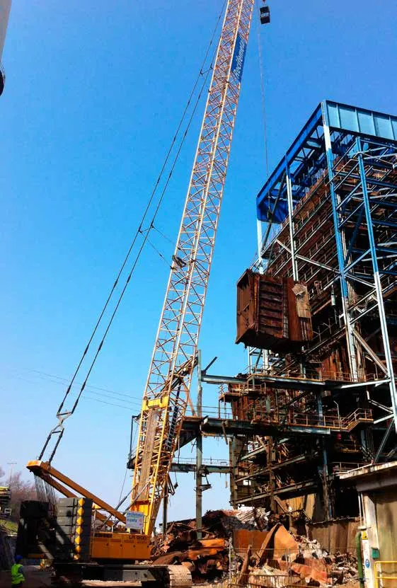 Grúa de gran tonelaje en el desmantelamiento de la Central Térmica de Santurce