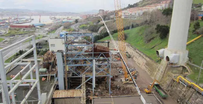 Desmantelamiento de estructuras de la central termoeléctrica de Santurce (Bilbao)