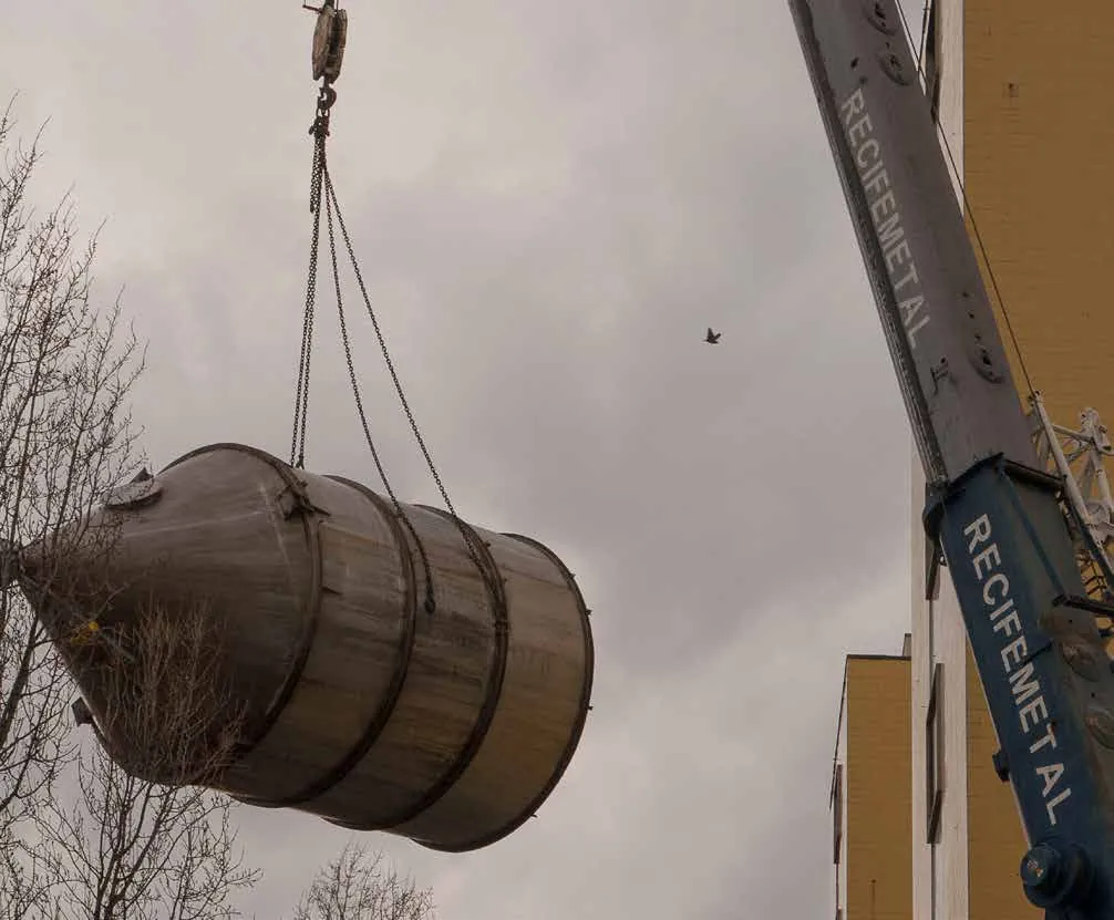 Retirada con grúa de un equipo industrial durante un desmantelamiento