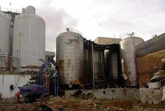 Desmontaje de equipos industriales en la fábrica de Heineken en Sevilla