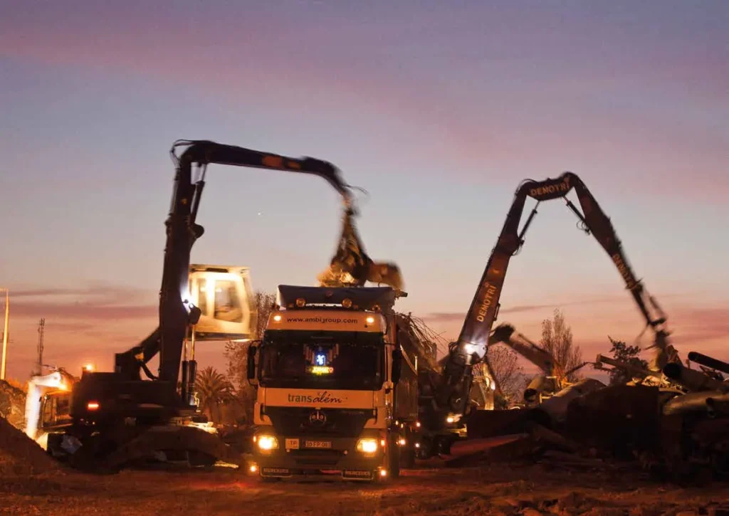 Flota de maquinaria de demolición de Recifemetal al atardecer