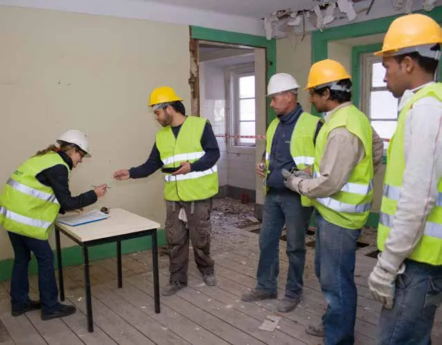 Técnicos revisando la planificación de una obra de demolición