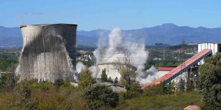 Demolición simultánea de las torres de refrigeración y la chimenea del Grupo 3 de Compostilla